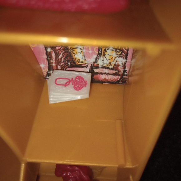 Ever After High Lizzie Hearts Spring Unsprung Book Playset & Doll - Picture 6 of 11